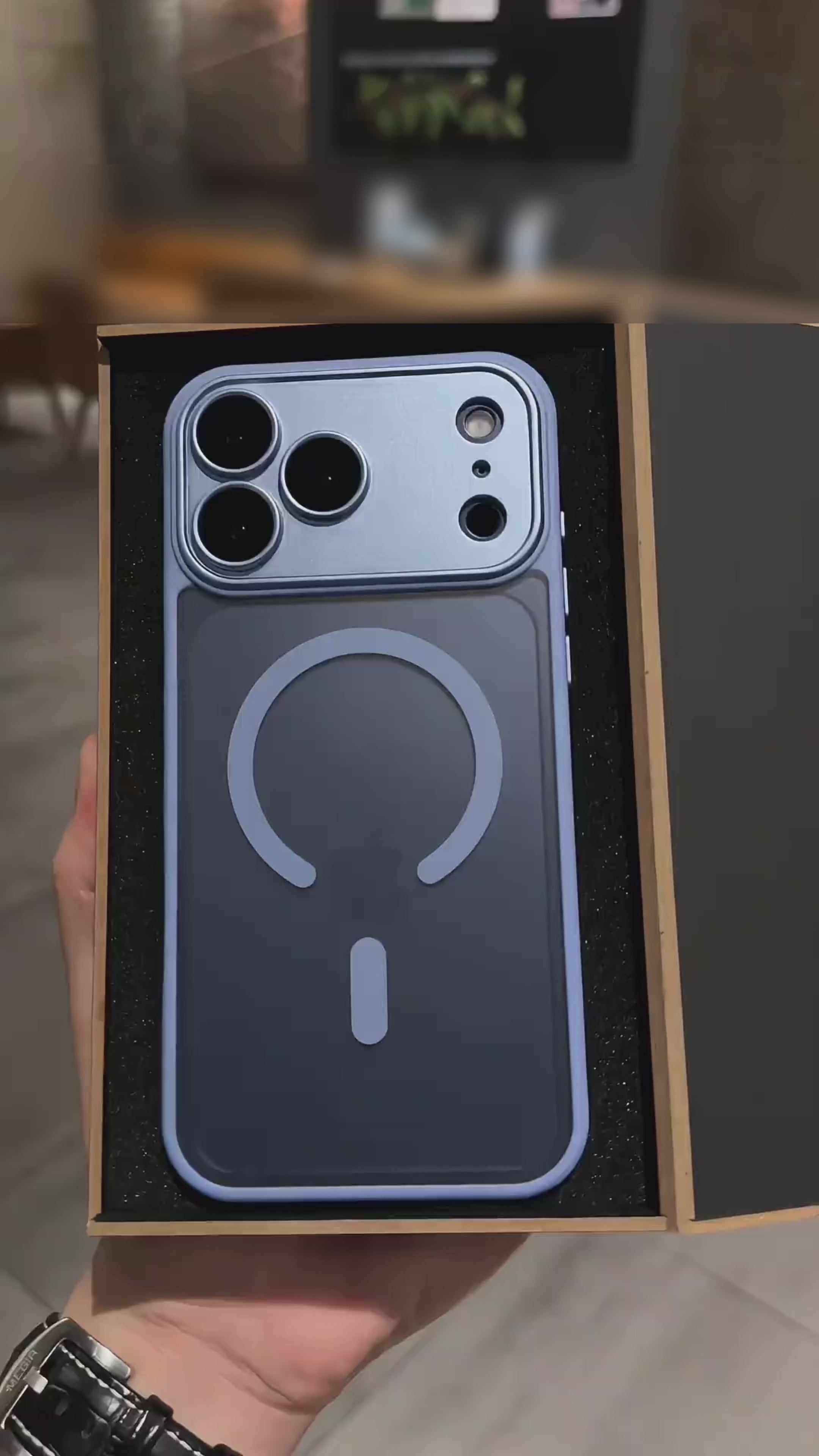 在庫あり。iPhone 17 Pro 用フルカバー、細かい穴あきのマグネット式電話ケース、2 in 1 フロストケースです。